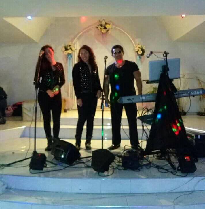 Musical Mix — Grupo musical CDMX en escenario amenizando un evento