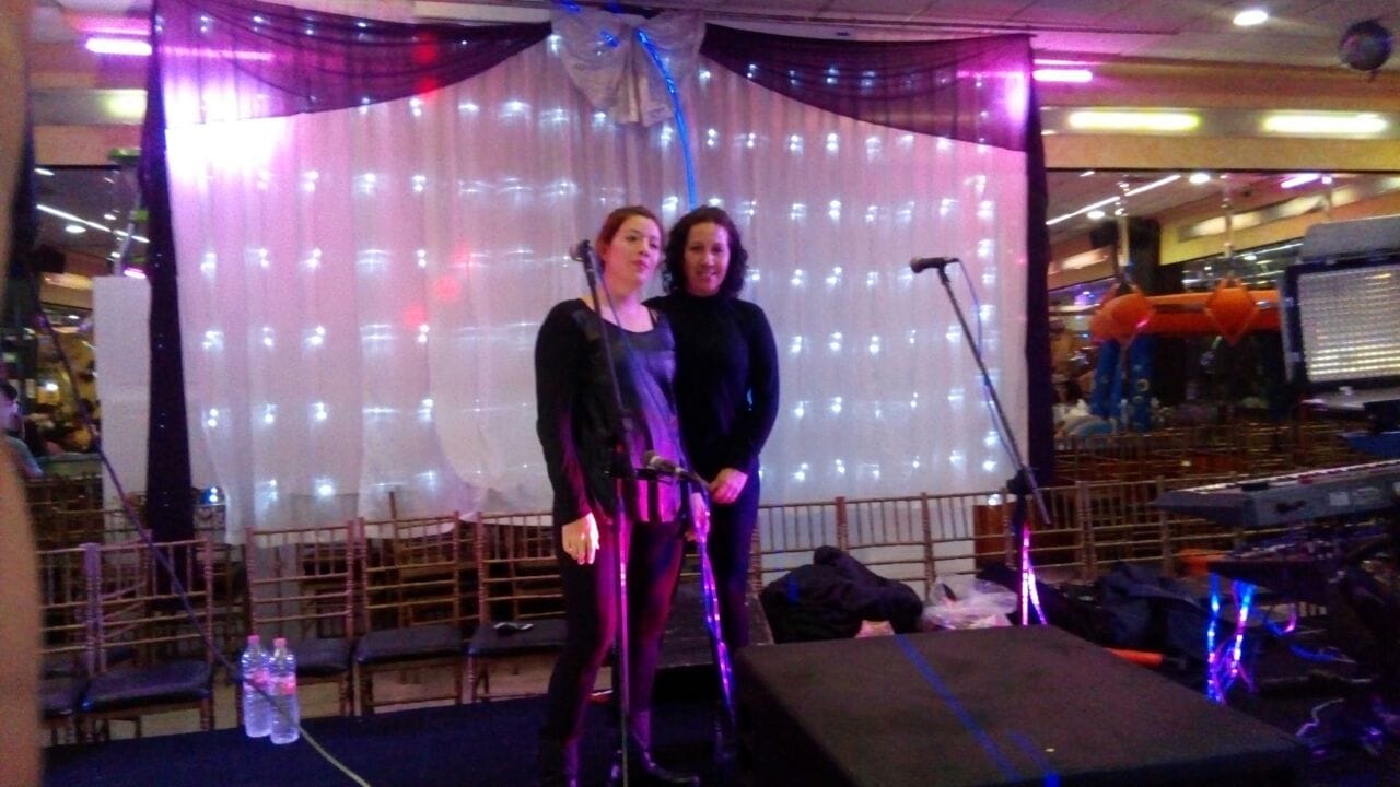 Musical Mix — Cantantes en escenario en evento CDMX
